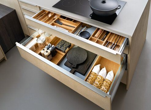Moderne grifflose Küchenschubladen mit integrierten Griffleisten