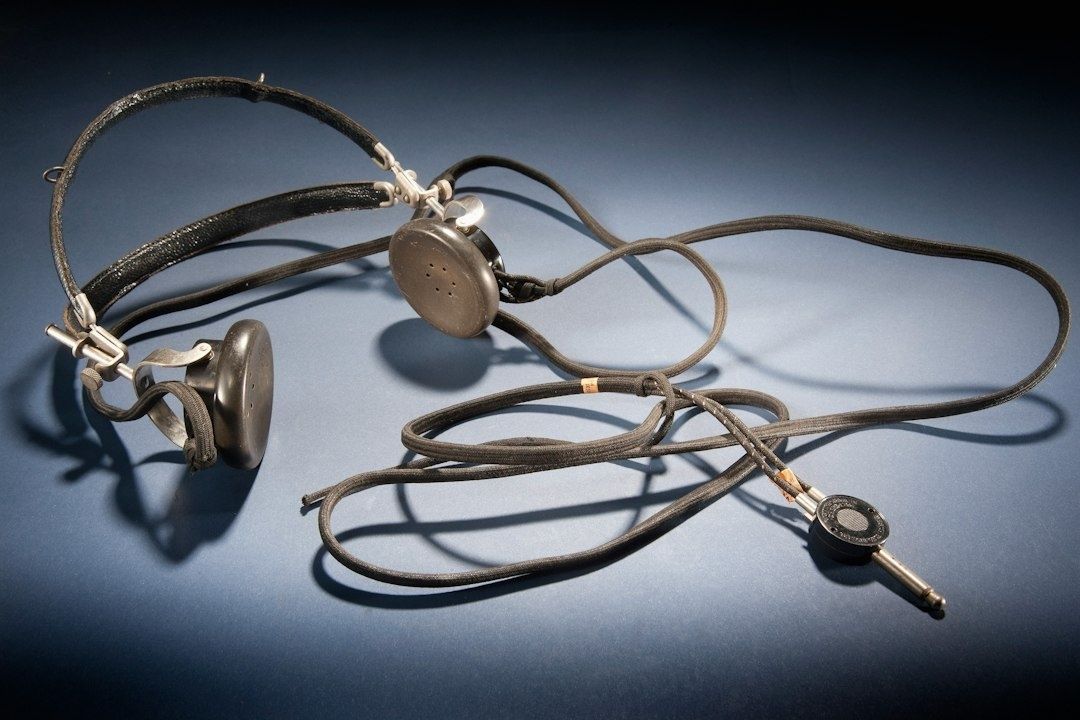 Klassisches Intercom-Headset mit Ohrmuscheln, Kabeln und Sprechtaste